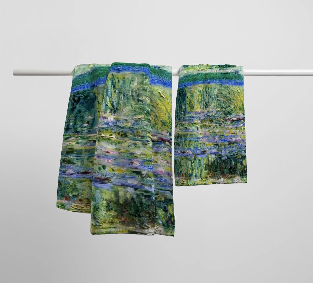 Claude Monets Seerosen und japanische Brücke Handtuch von Monet Art Prints