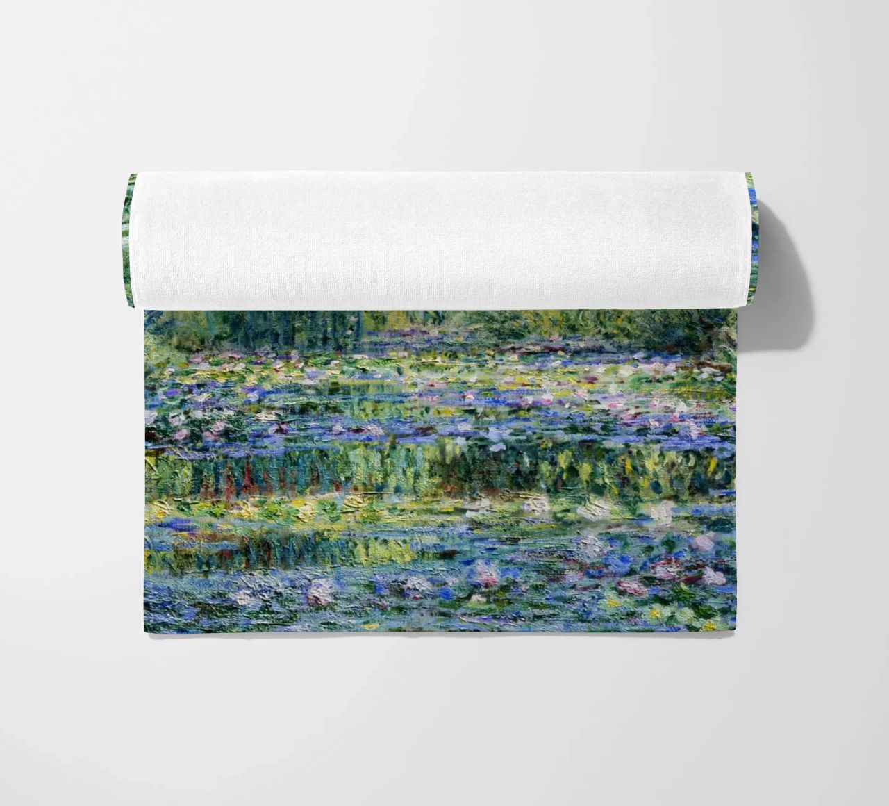Claude Monets Seerosen und japanische Brücke Strandtuch von Monet Art Prints