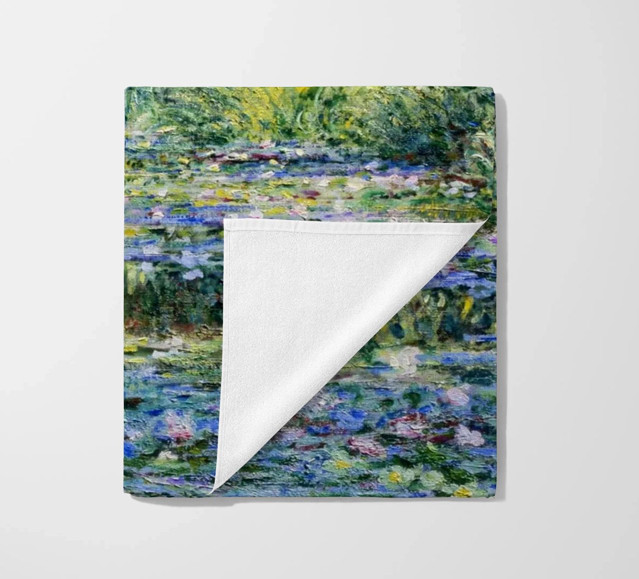 Claude Monets Seerosen und japanische Brücke Strandtuch von Monet Art Prints