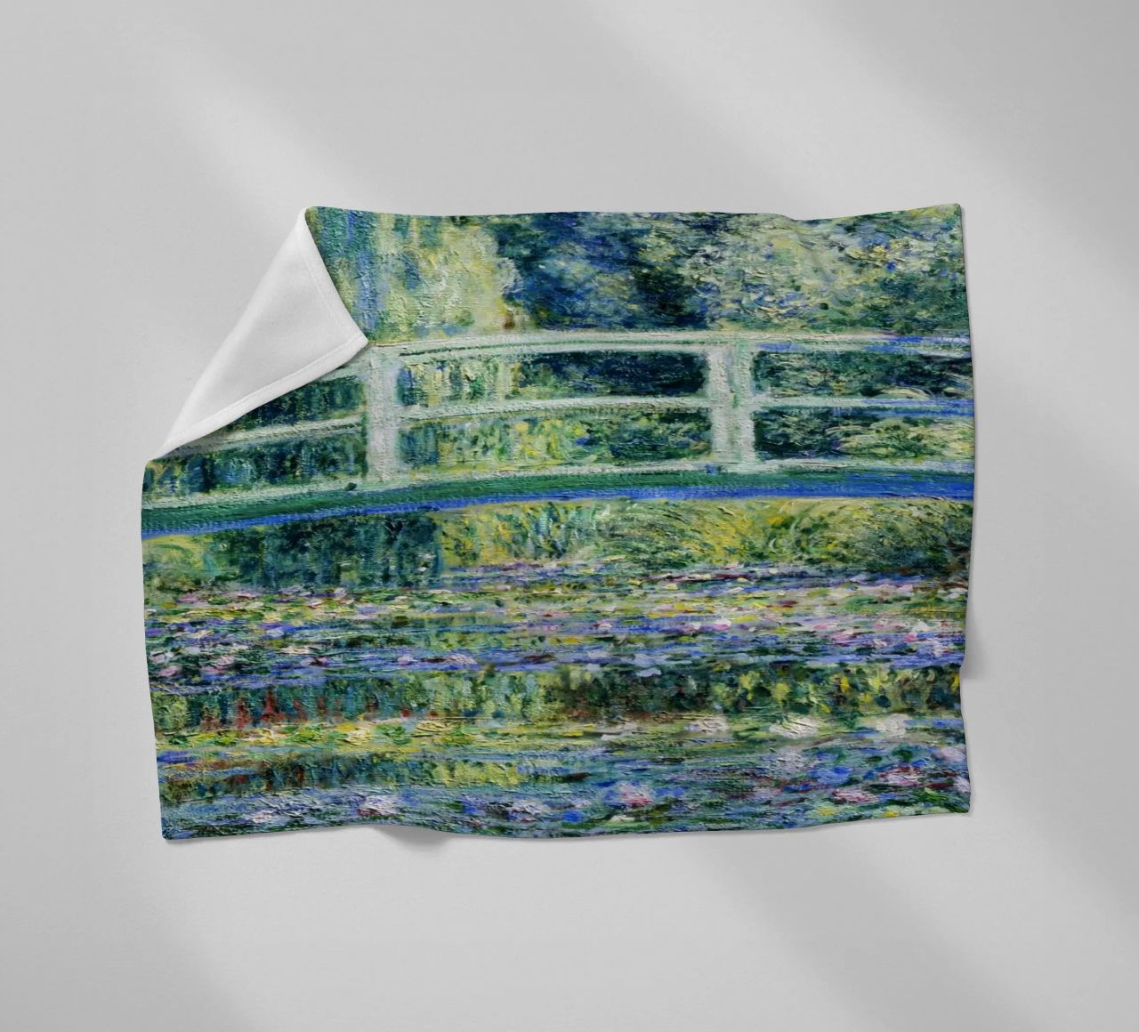 Claude Monets Seerosen und japanische Brücke Fleecedecke von Monet Art Prints