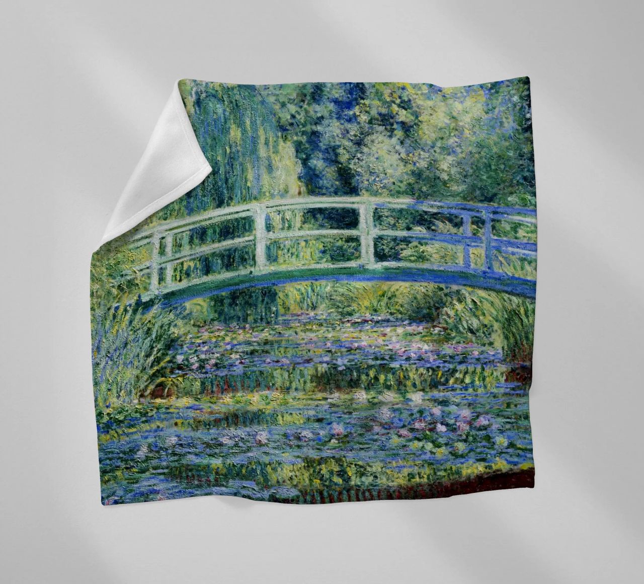 Claude Monets Seerosen und japanische Brücke Fleecedecke von Monet Art Prints