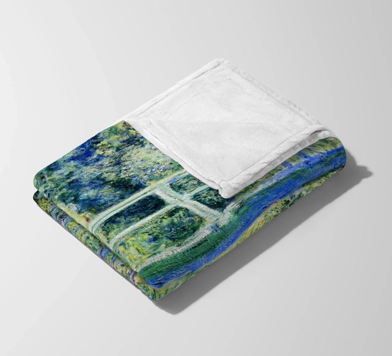 Claude Monets Seerosen und japanische Brücke Fleecedecke von Monet Art Prints