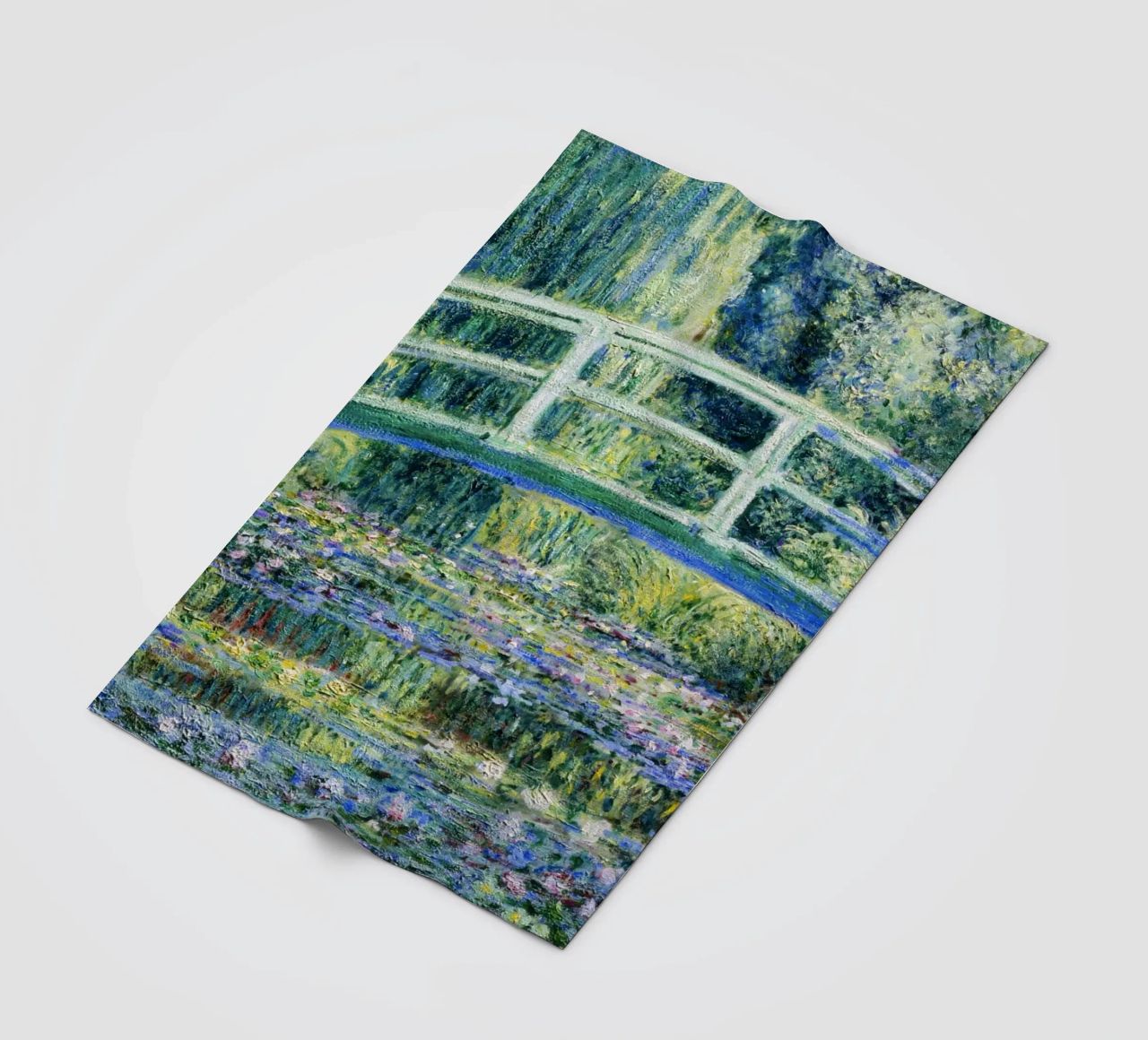 Claude Monets Seerosen und japanische Brücke Fleecedecke von Monet Art Prints