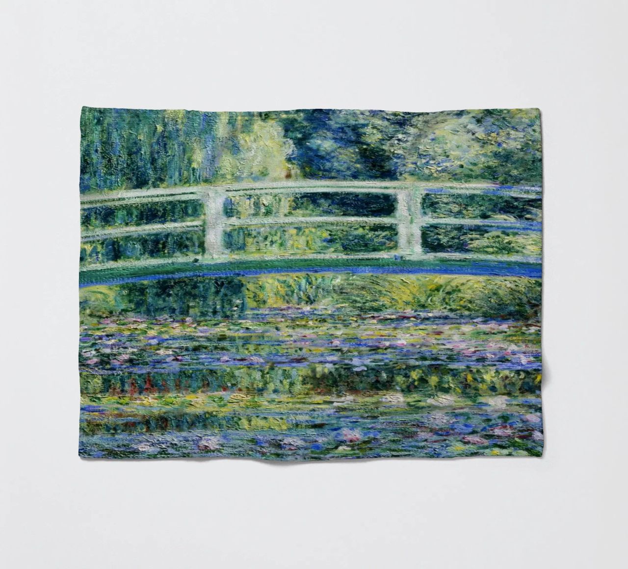 Claude Monets Seerosen und japanische Brücke Fleecedecke von Monet Art Prints