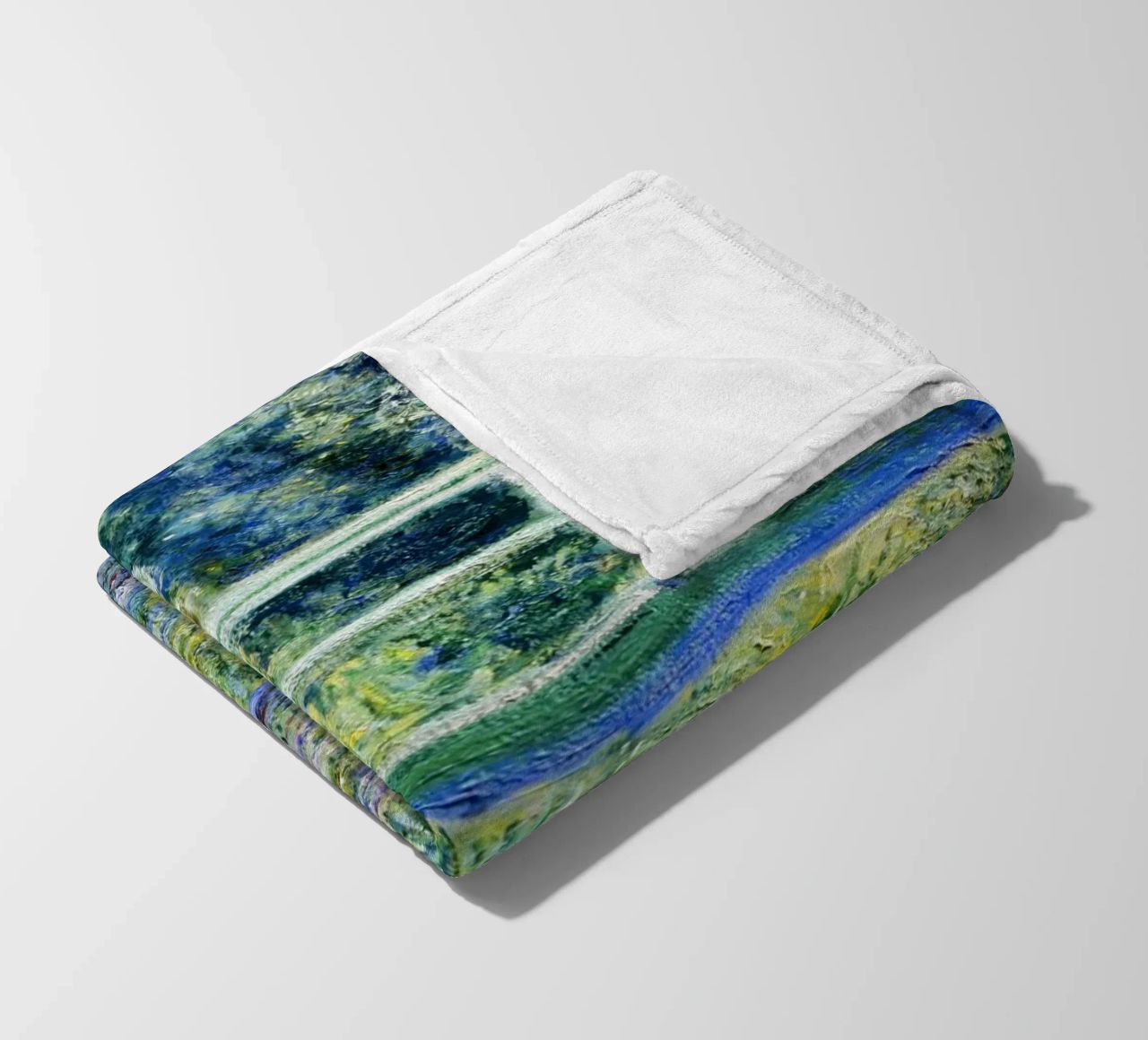 Claude Monets Seerosen und japanische Brücke Fleecedecke von Monet Art Prints