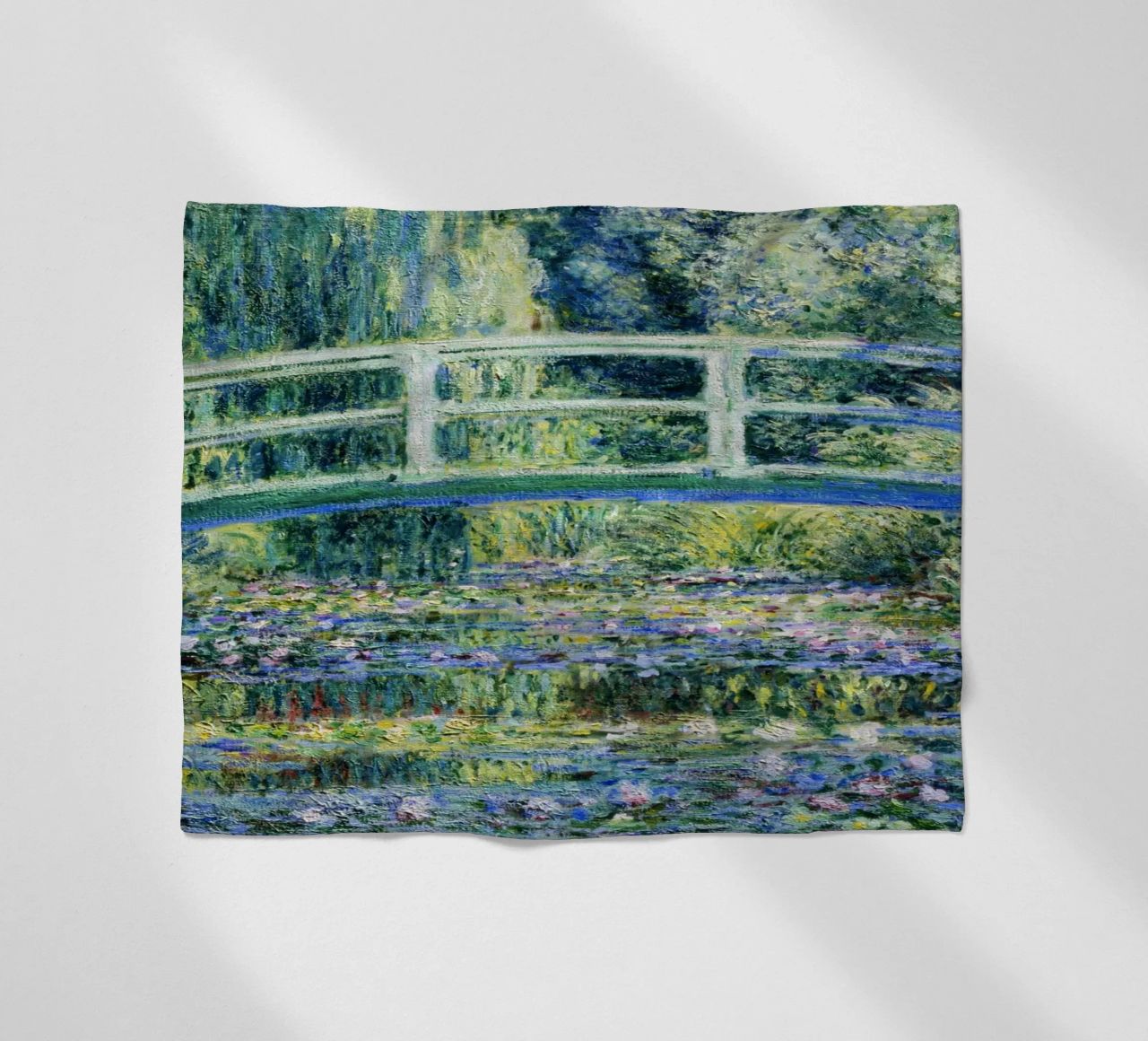 Claude Monets Seerosen und japanische Brücke Fleecedecke von Monet Art Prints