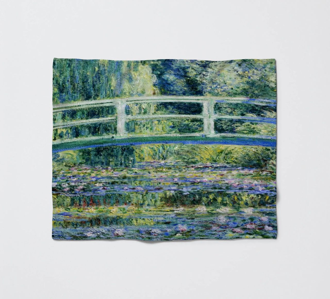 Claude Monets Seerosen und japanische Brücke Fleecedecke von Monet Art Prints