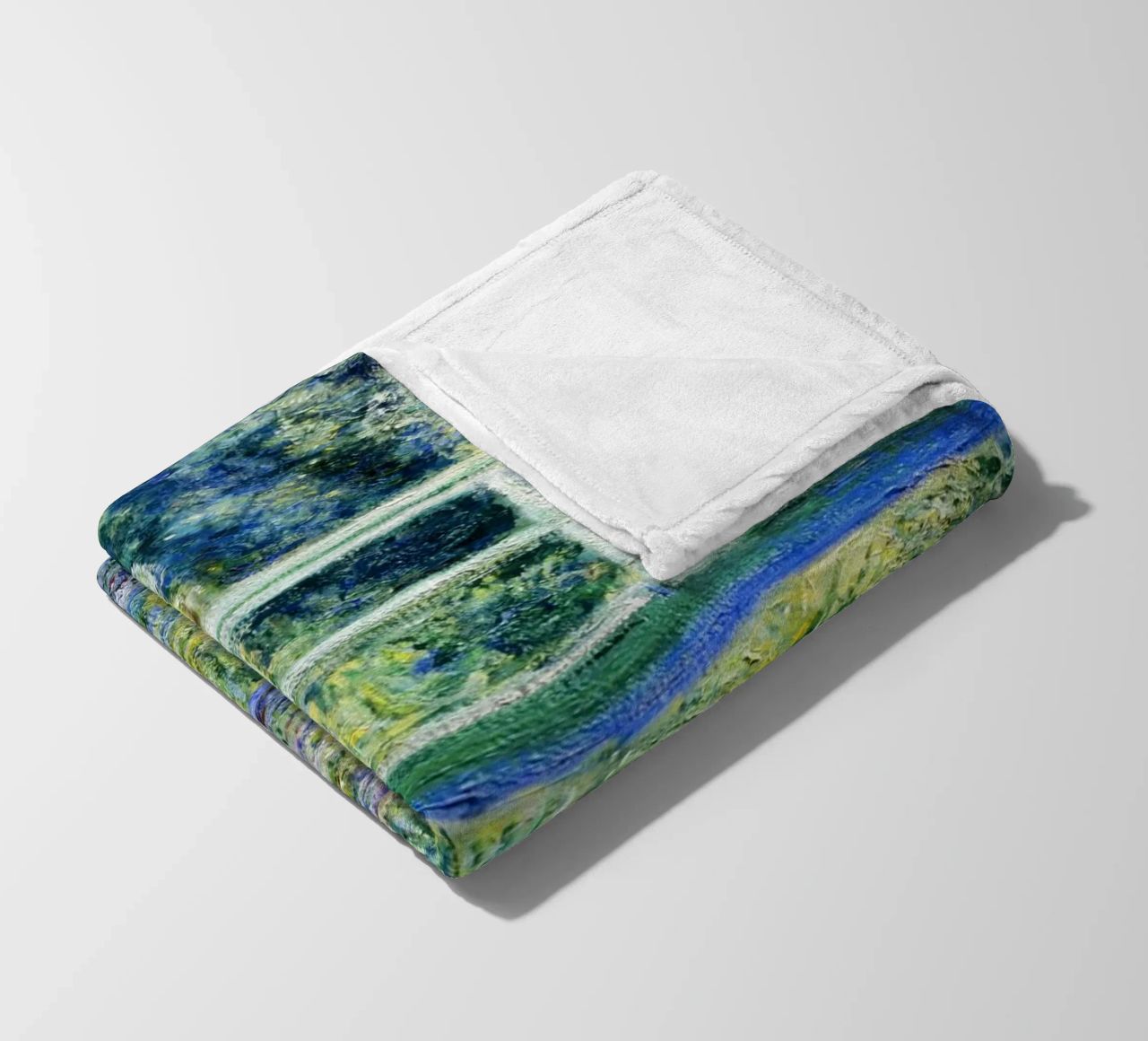 Claude Monets Seerosen und japanische Brücke Fleecedecke von Monet Art Prints