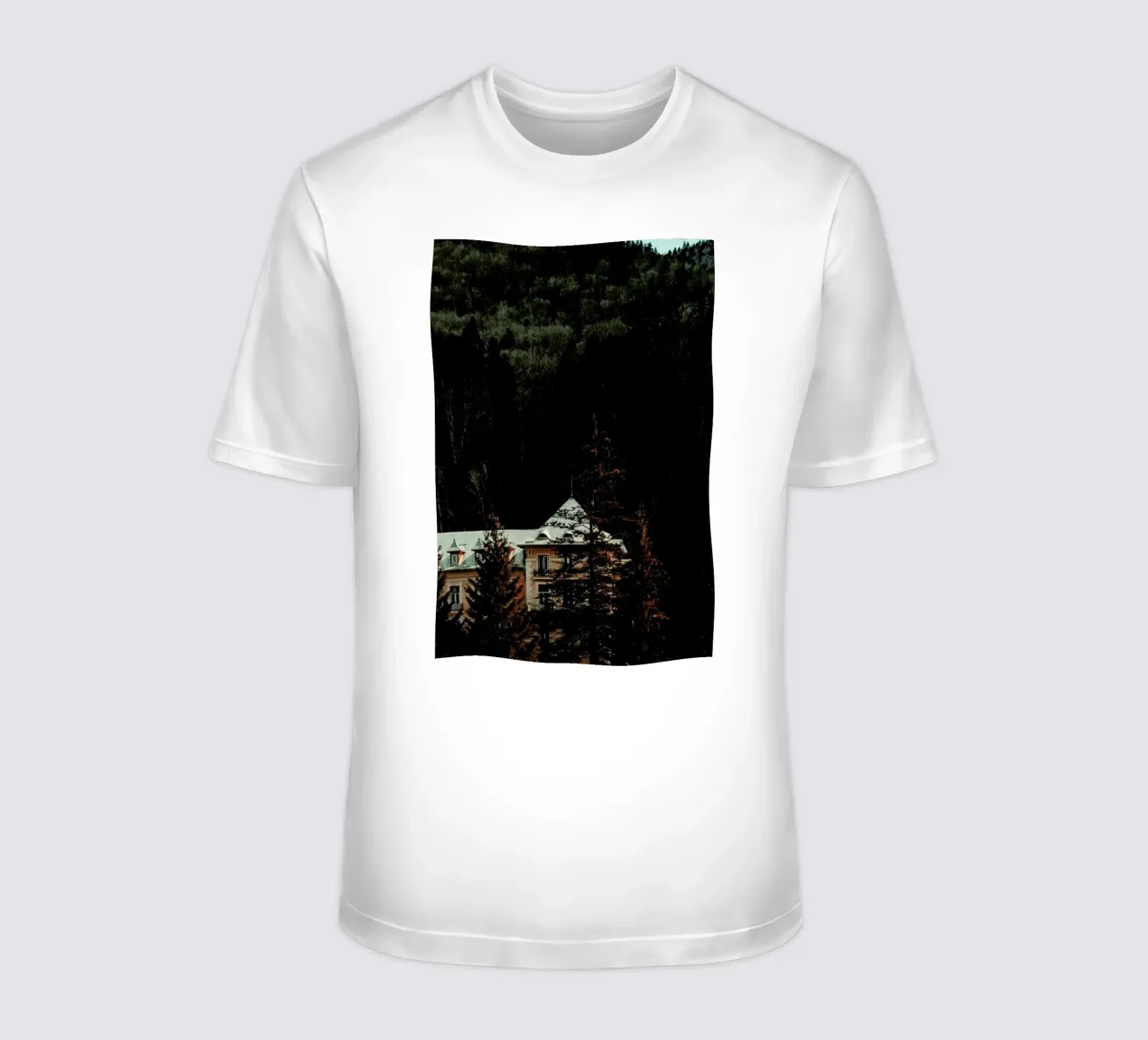 Idyllic House In The Woods II t-shirt da Sebastian Hilgetag