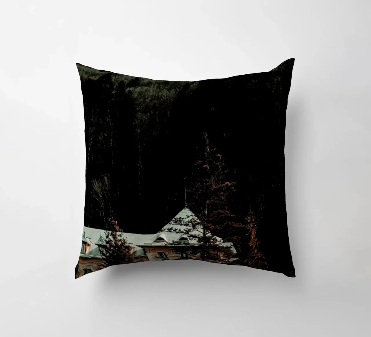 Idyllic House In The Woods II cuscino da Sebastian Hilgetag
