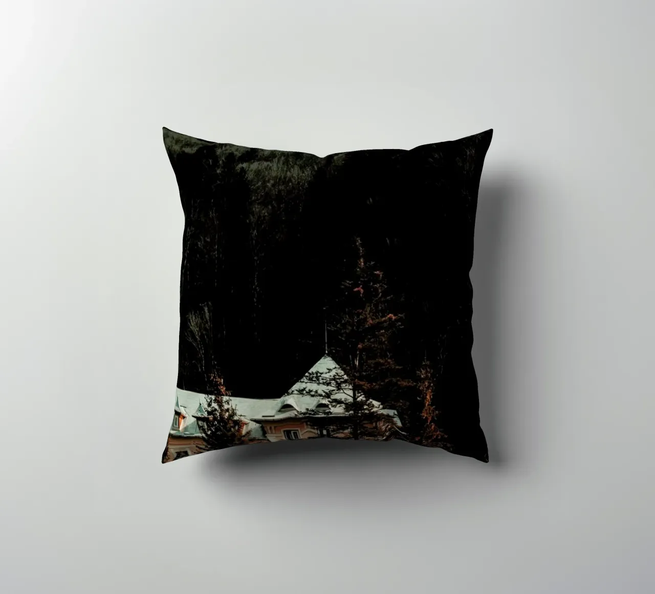 Idyllic House In The Woods II cuscino da Sebastian Hilgetag