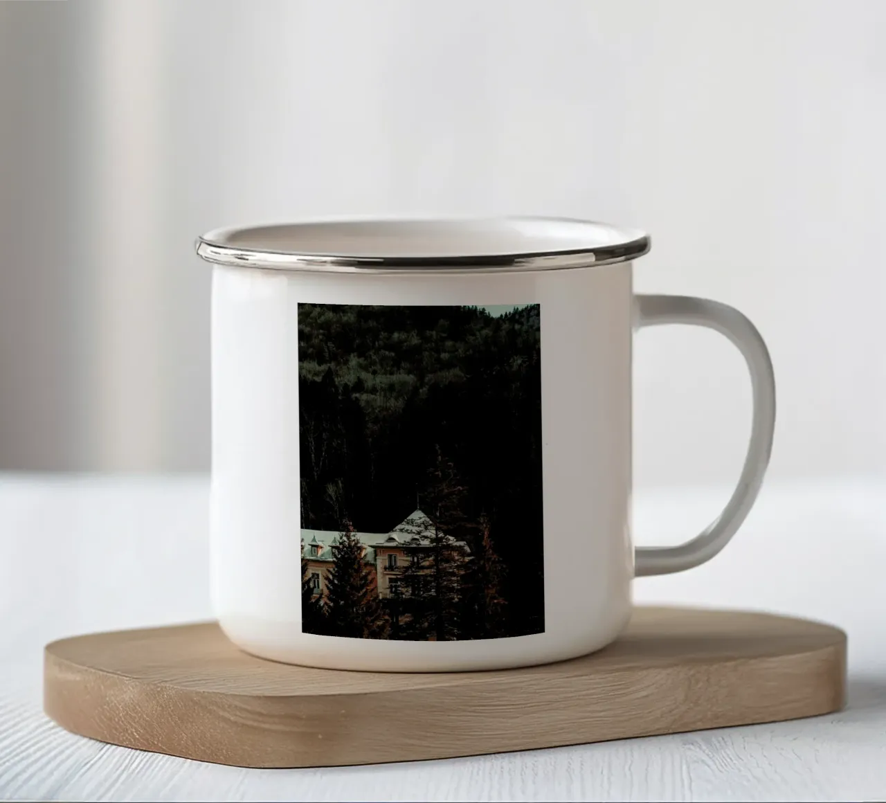 Idyllic House In The Woods II tazza in smalto da Sebastian Hilgetag