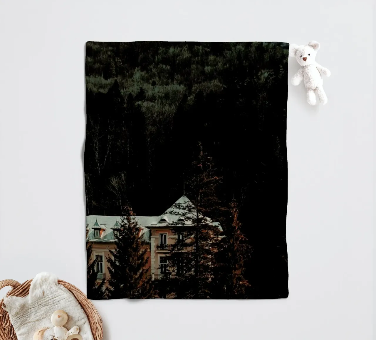 Idyllic House In The Woods II coperta in pile da Sebastian Hilgetag