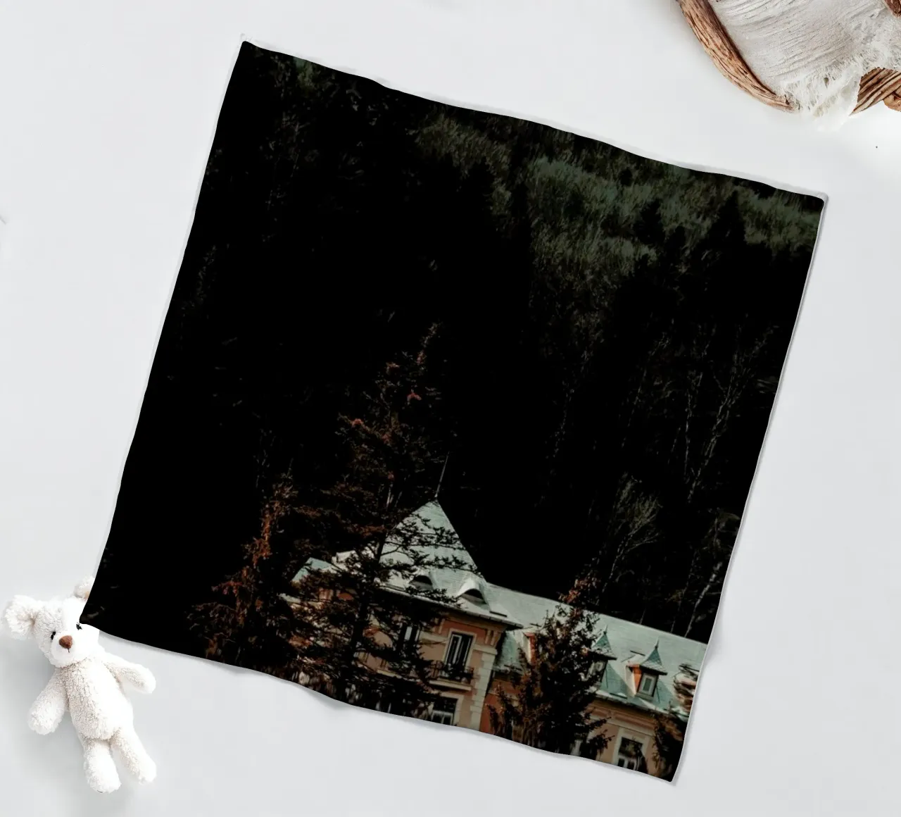 Idyllic House In The Woods II coperta in pile da Sebastian Hilgetag