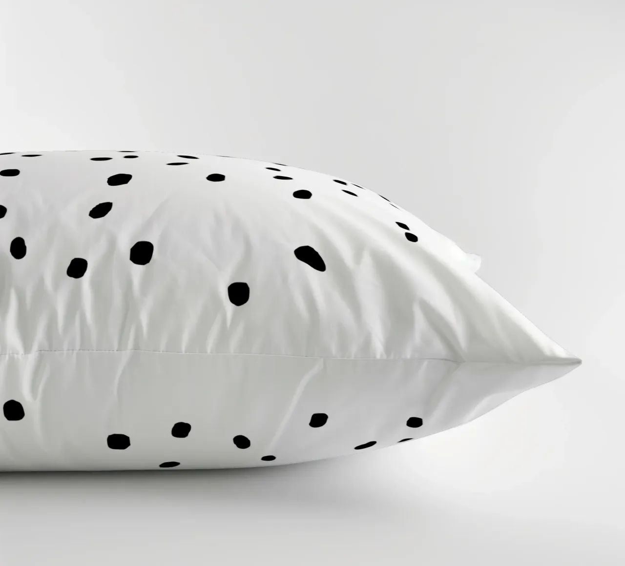 Puntini in bianco e nero cuscino da Second Canvas