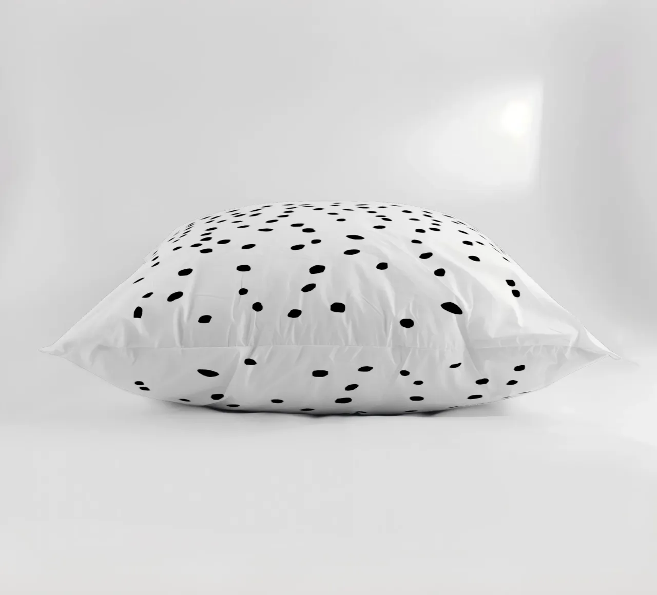 Puntini in bianco e nero cuscino da Second Canvas