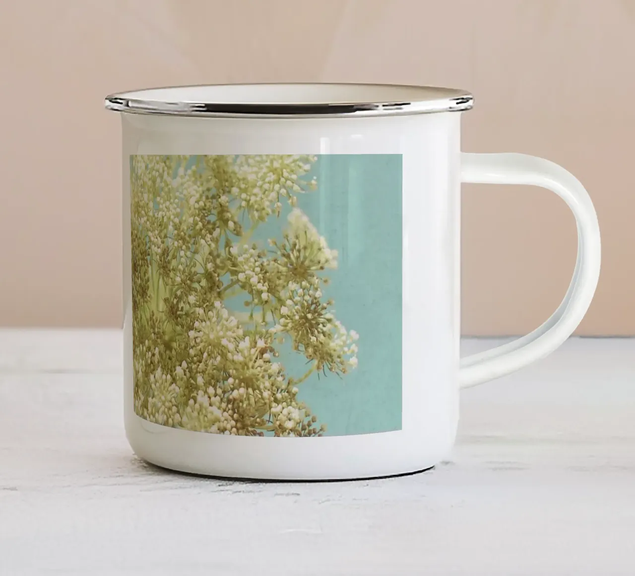 Luminoso tazza in smalto da Cassia Beck Photography