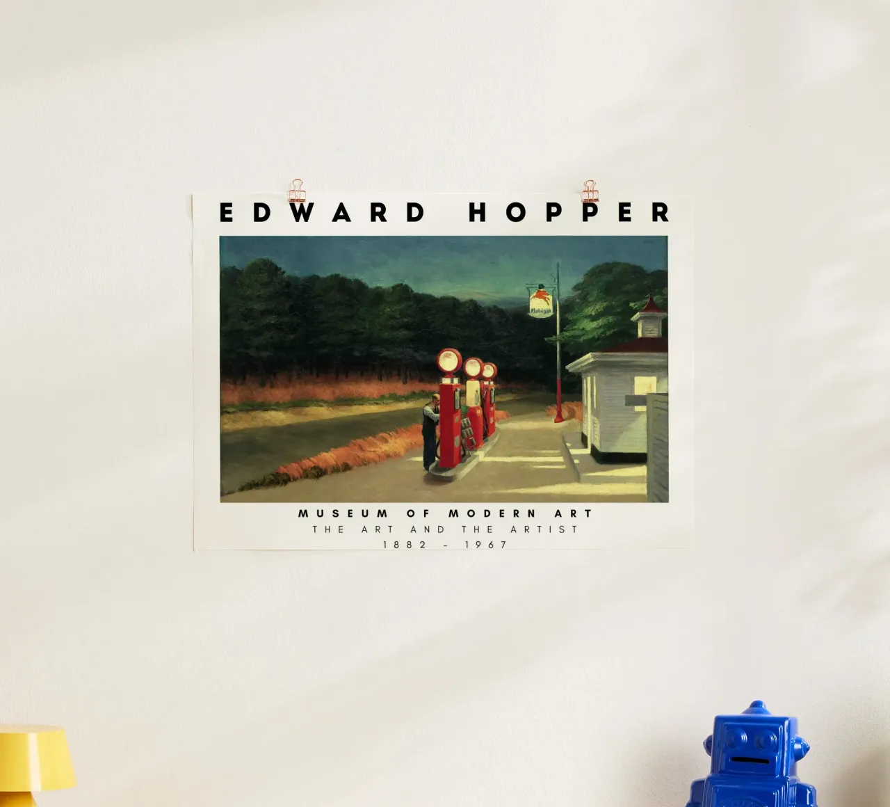 Stazione di servizio di Edward Hopper - Realismo americano d'epoca poster con telaio in alluminio da NorwesClub
