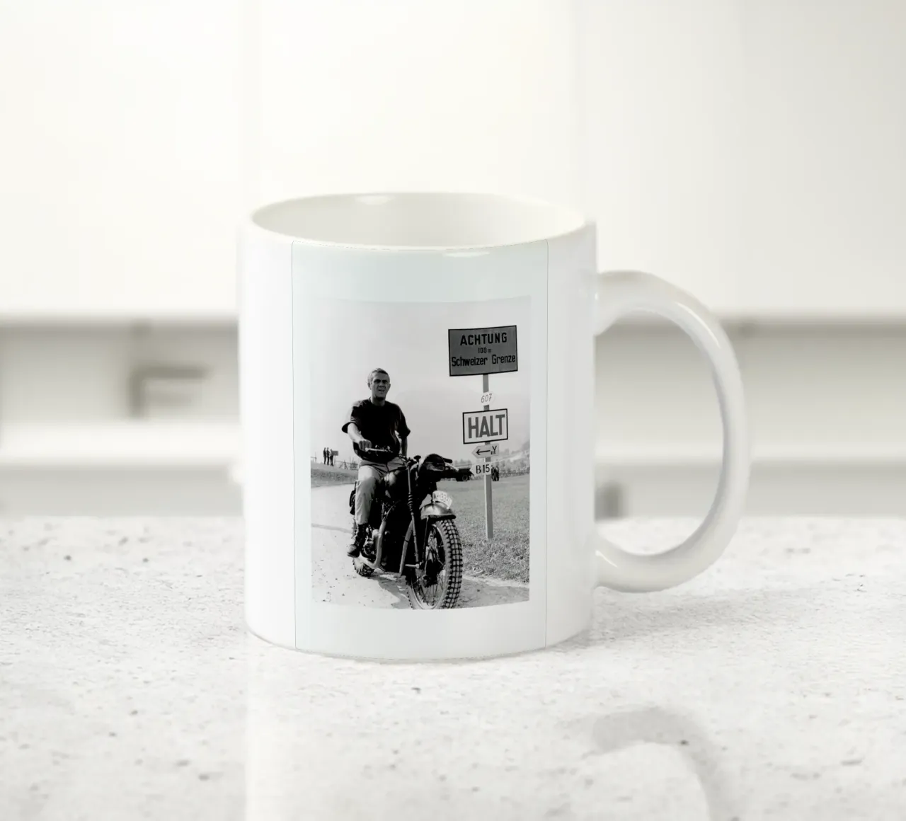 Steve McQueen "The Great Escape" 1963 Keramik Tasse von Gallery Print and Art Limited