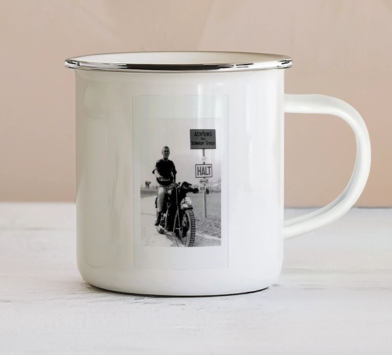 Steve McQueen "The Great Escape" 1963 tazza in smalto da Gallery Print and Art Limited