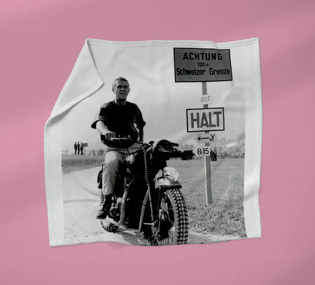 Steve McQueen "The Great Escape" 1963 coperta in pile da Gallery Print and Art Limited