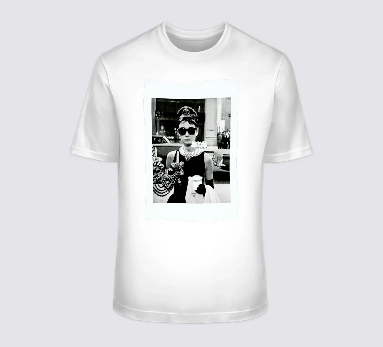 Audrey Hepburn in Breakfast at Tiffany's, 1961 t-shirt da Gallery Print and Art Limited