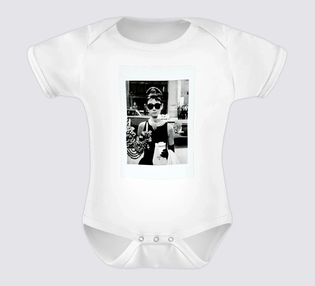 Audrey Hepburn in Breakfast at Tiffany's, 1961 Kurzarm Babybody von Gallery Print and Art Limited