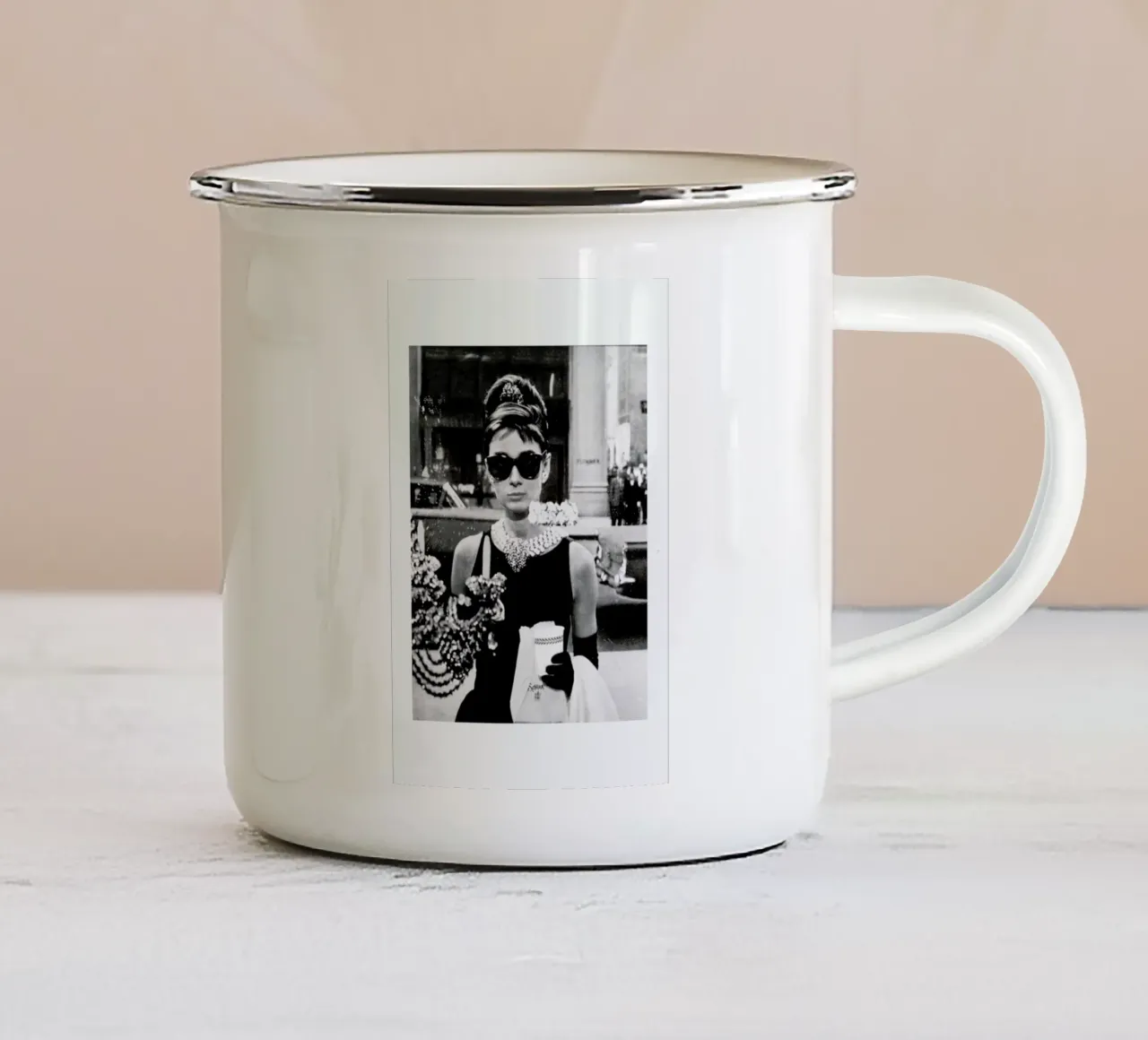 Audrey Hepburn in Breakfast at Tiffany's, 1961 tazza in smalto da Gallery Print and Art Limited