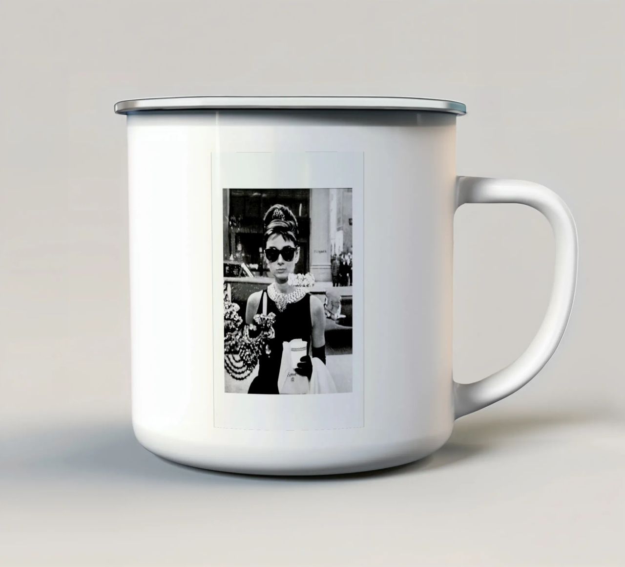Audrey Hepburn in Breakfast at Tiffany's, 1961 Emaille Tasse von Gallery Print and Art Limited