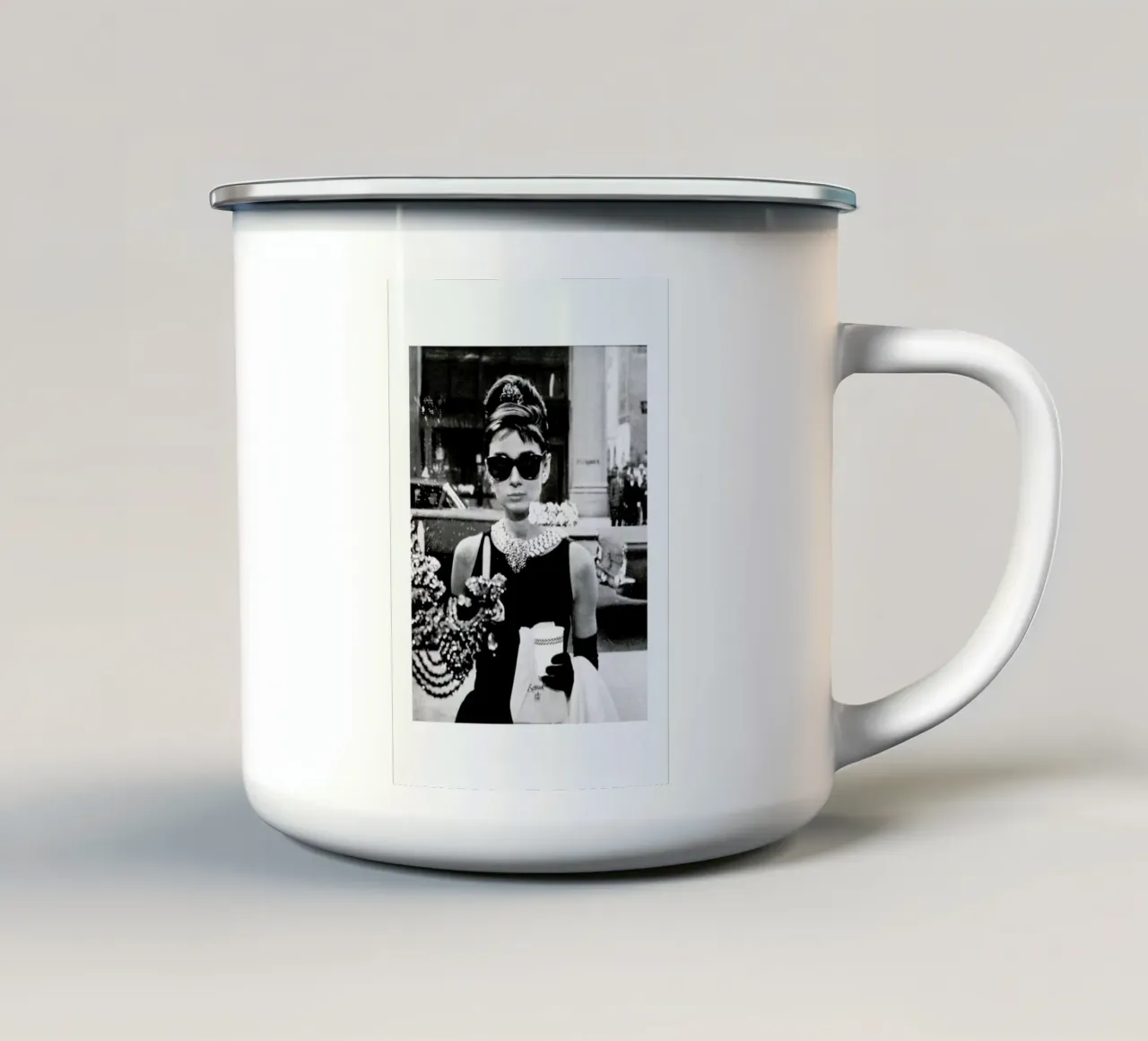 Audrey Hepburn in Breakfast at Tiffany's, 1961 tazza in smalto da Gallery Print and Art Limited