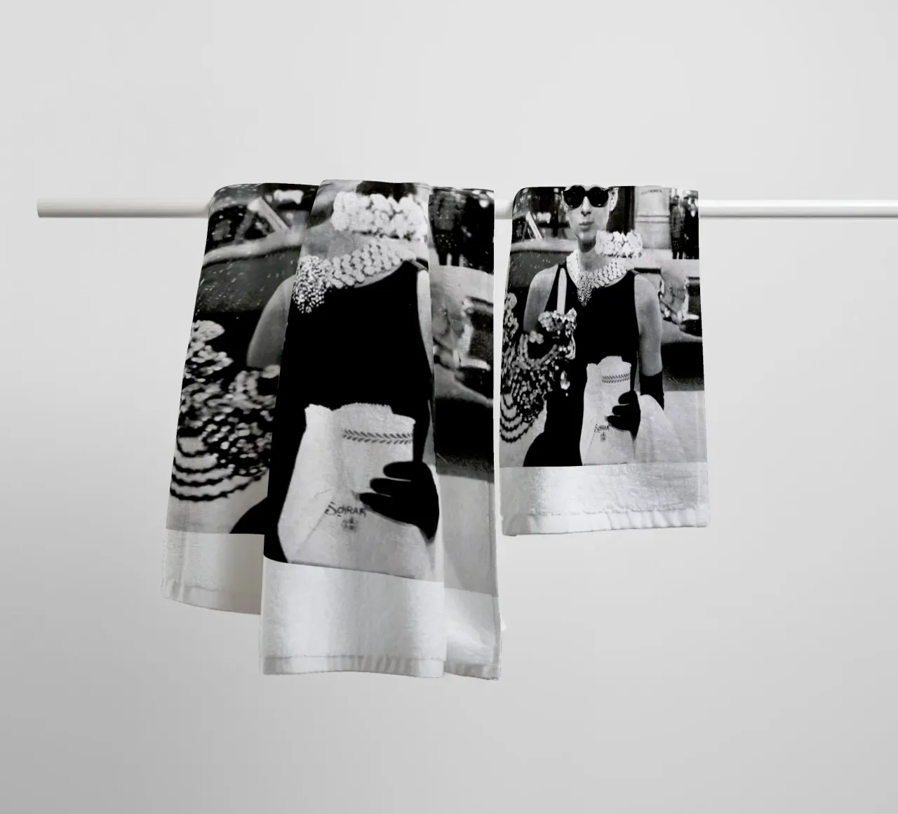 Audrey Hepburn in Breakfast at Tiffany's, 1961 asciugamano da bagno da Gallery Print and Art Limited