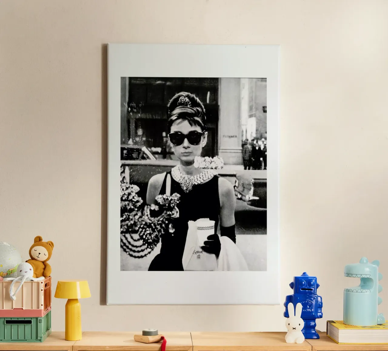 Audrey Hepburn in Breakfast at Tiffany's, 1961 tela con Cornice a cassetta da Gallery Print and Art Limited