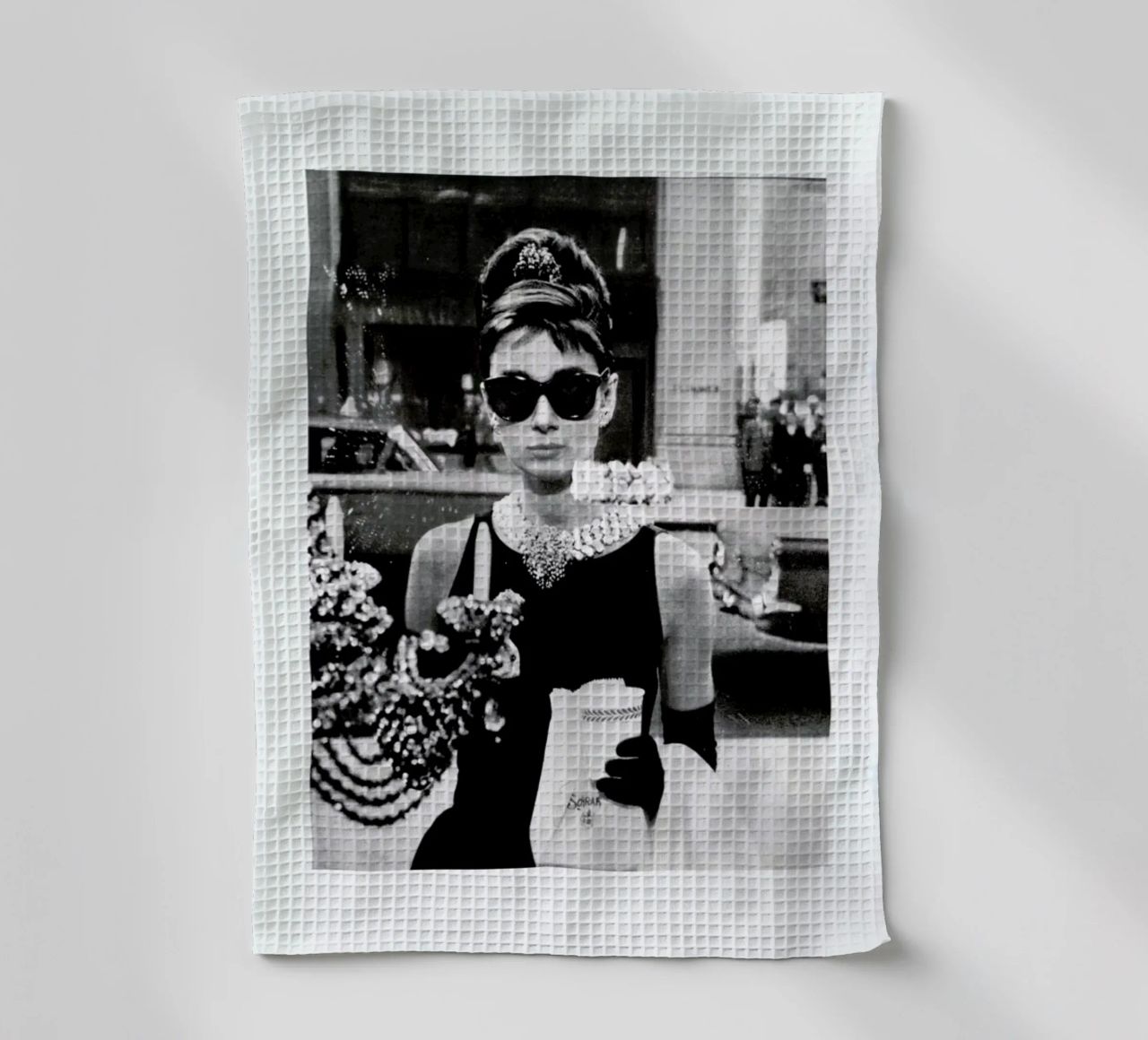 Audrey Hepburn in Breakfast at Tiffany's, 1961 Geschirrtuch von Gallery Print and Art Limited