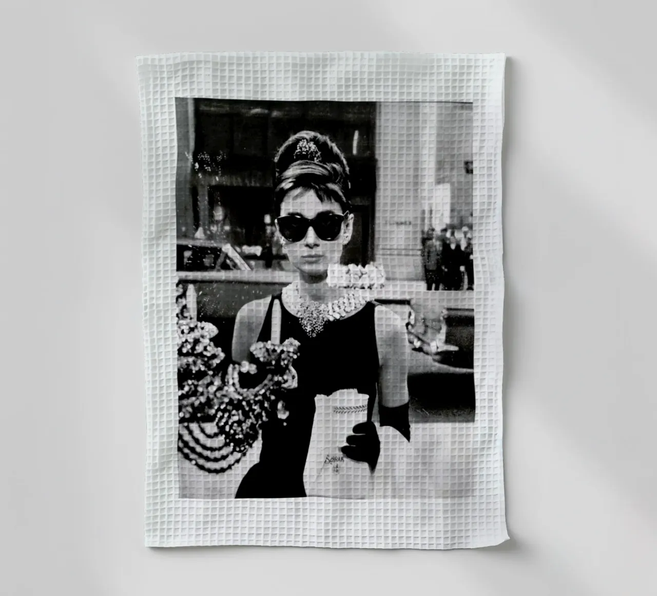 Audrey Hepburn in Breakfast at Tiffany's, 1961 canovaccio da cucina da Gallery Print and Art Limited