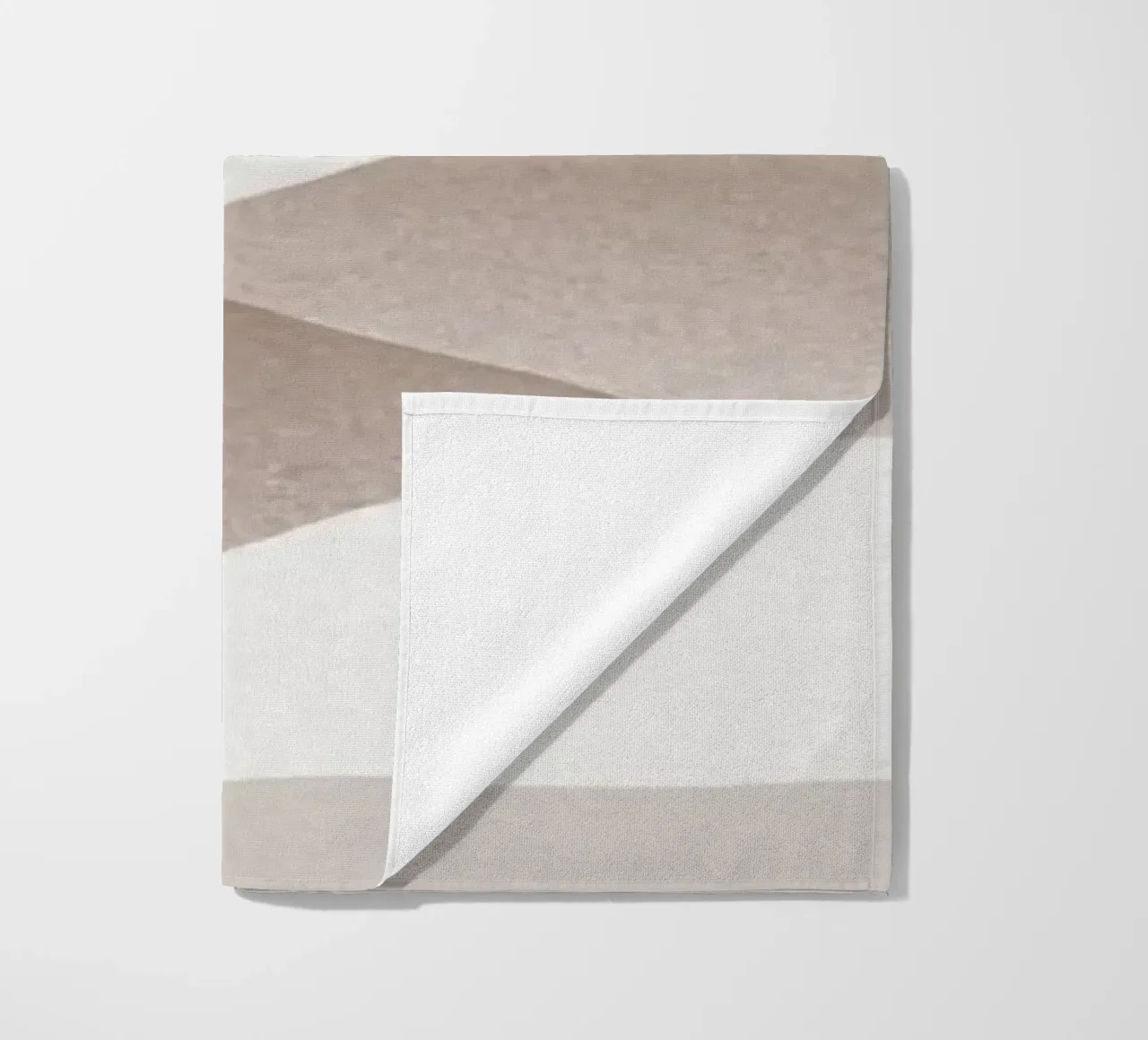 Scandinavische gedempte kleuren bergketen 01 strandhanddoek van Little Dean