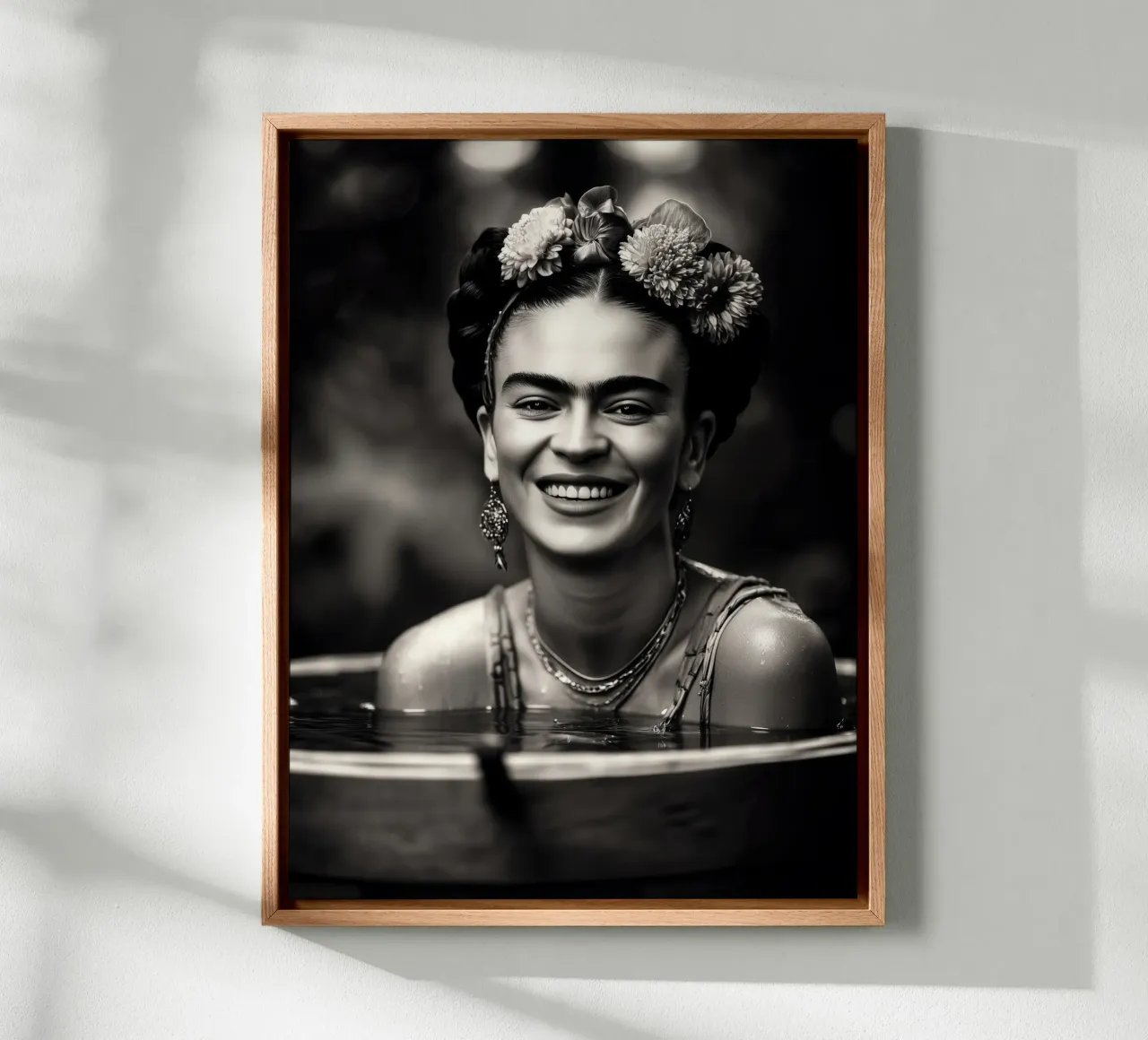 Frida Kahlo nella vasca da bagno | Digitale bianco e nero tela con Cornice a cassetta da Autofocus