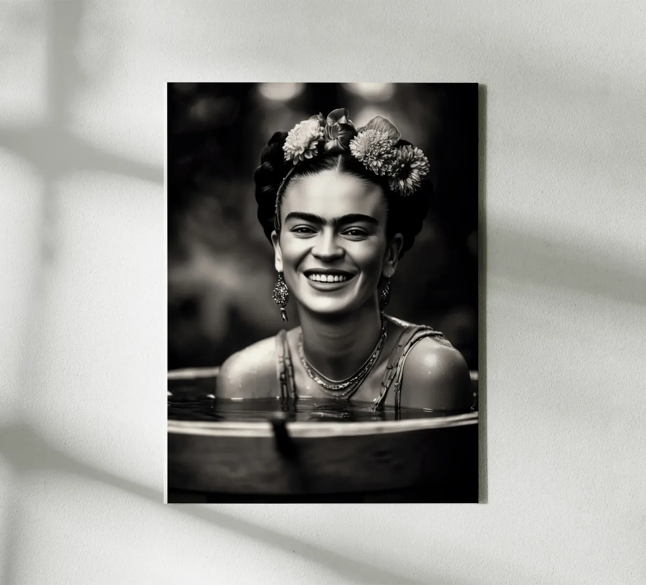 Frida Kahlo nella vasca da bagno | Digitale bianco e nero tela con Cornice a cassetta da Autofocus