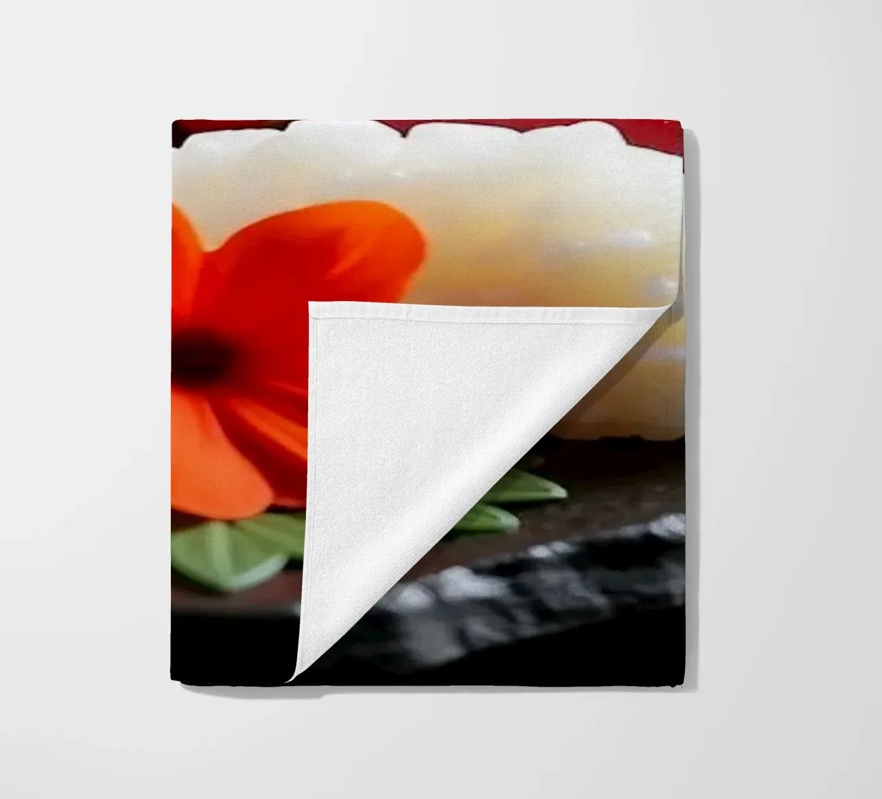 Piatto di sushi colorato disposto a forma di cuore con fiori telo mare da DesignDoodle