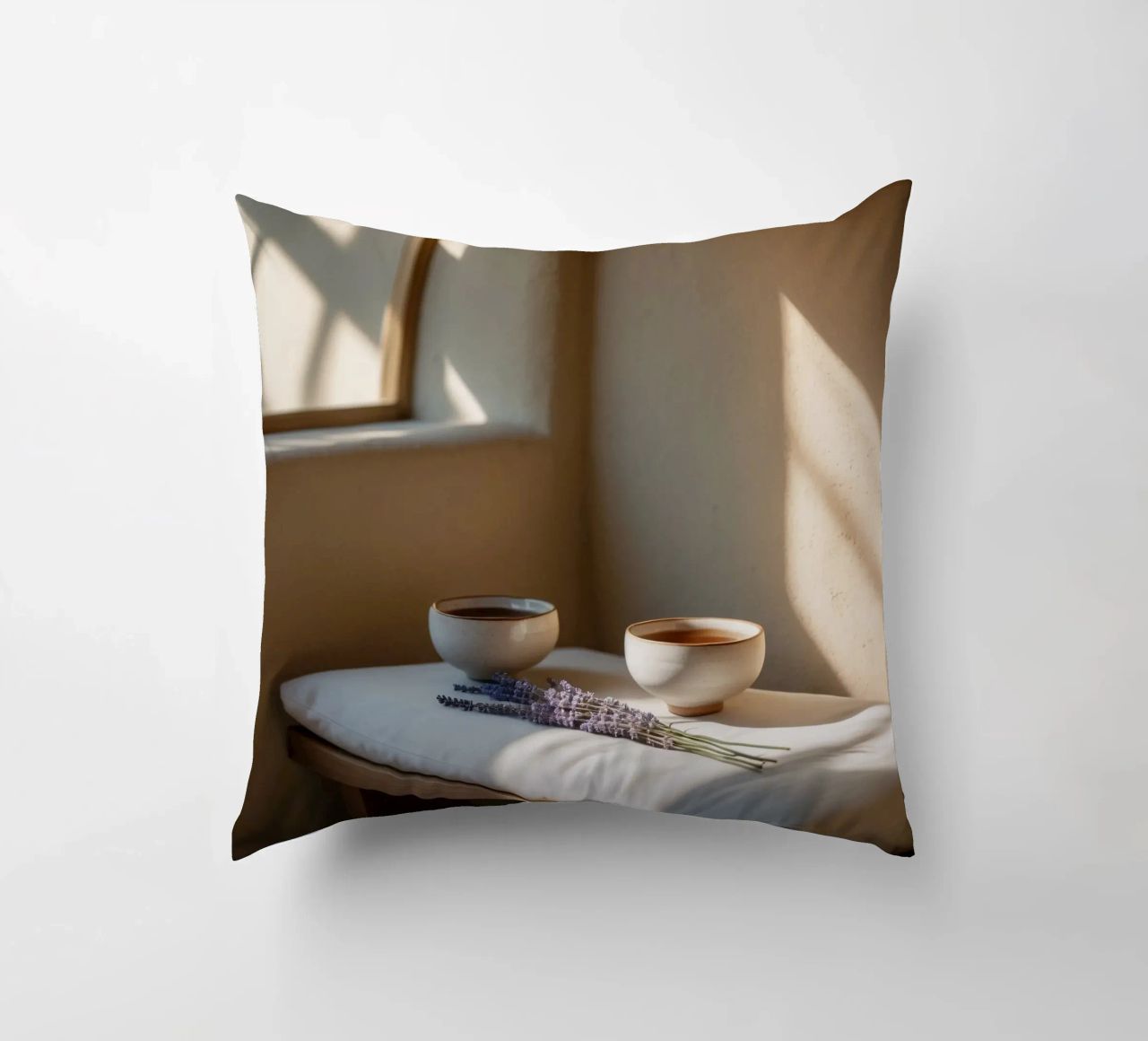 Angolo relax con tè e lavanda in una stanza illuminata dal sole cuscino da DesignDoodle