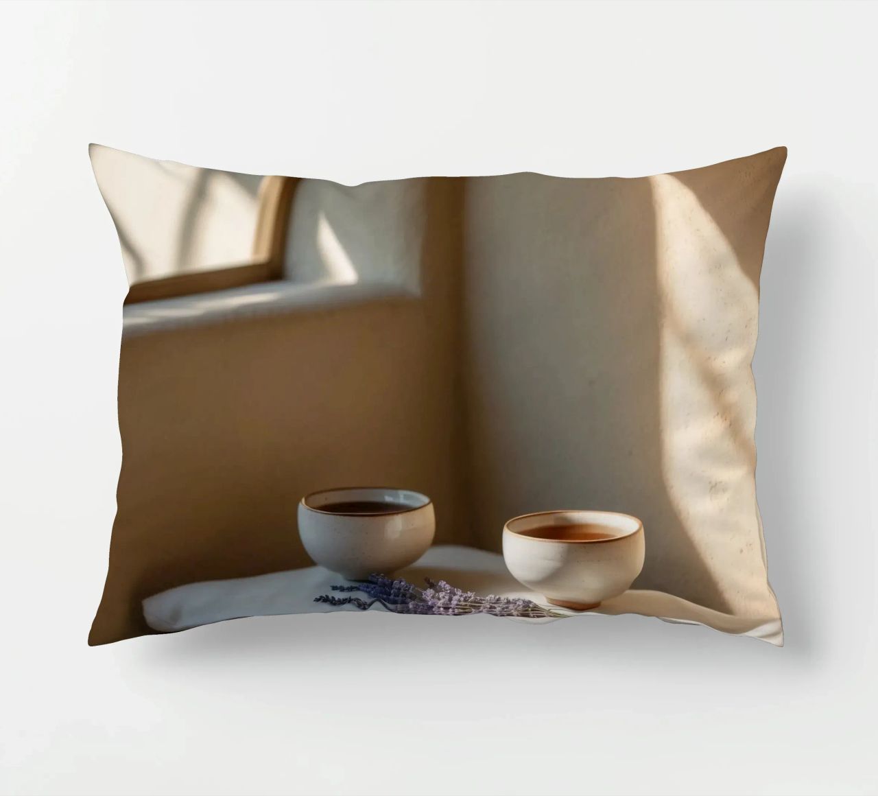 Angolo relax con tè e lavanda in una stanza illuminata dal sole cuscino da DesignDoodle