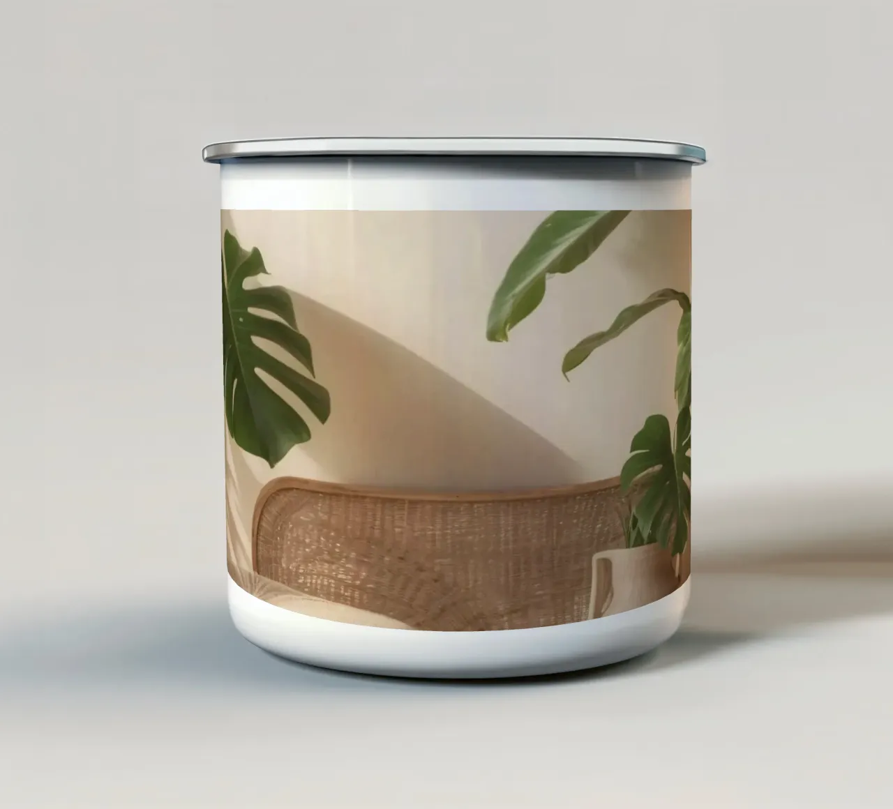 Spazio interno luminoso e arioso con piante e arredi naturali tazza in smalto da DesignDoodle