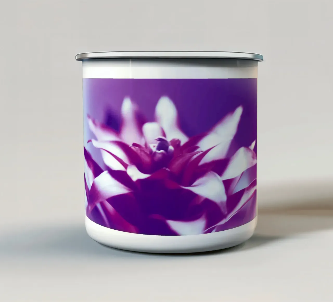 Lady Violett tazza in smalto da Alexandra Joseph Fotomomente