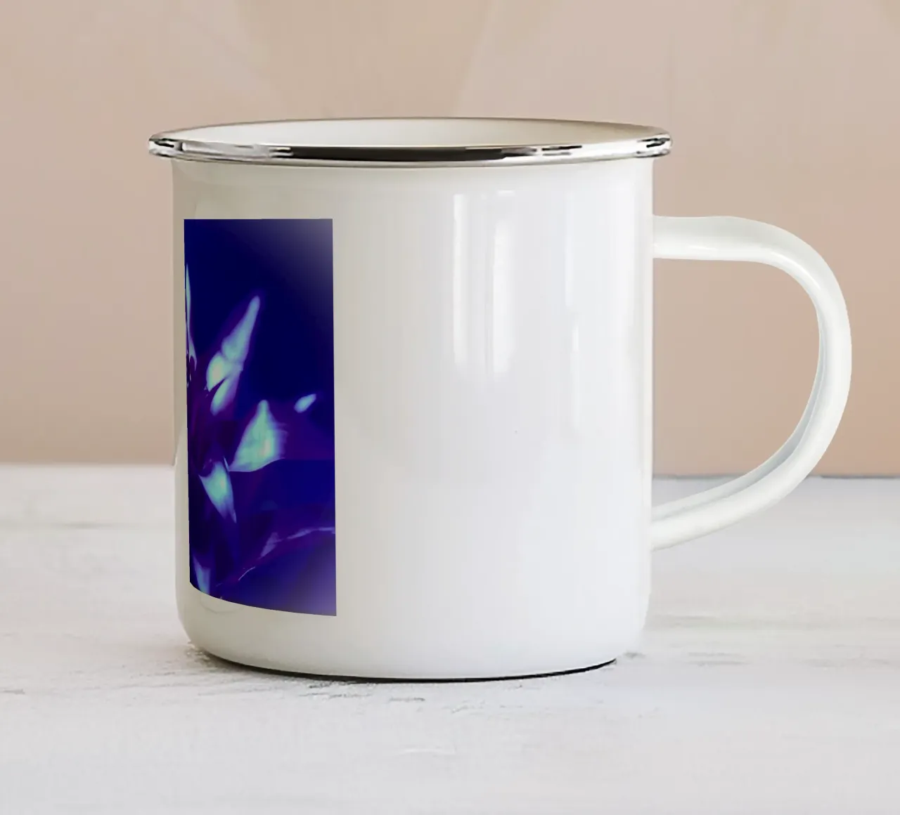 Luce nera per bromeliacee tazza in smalto da Alexandra Joseph Fotomomente