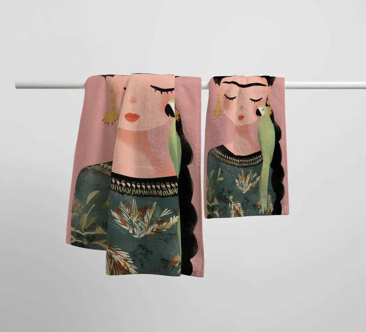 L'amore dei pappagalli con Frida asciugamano da bagno da Carinaprint