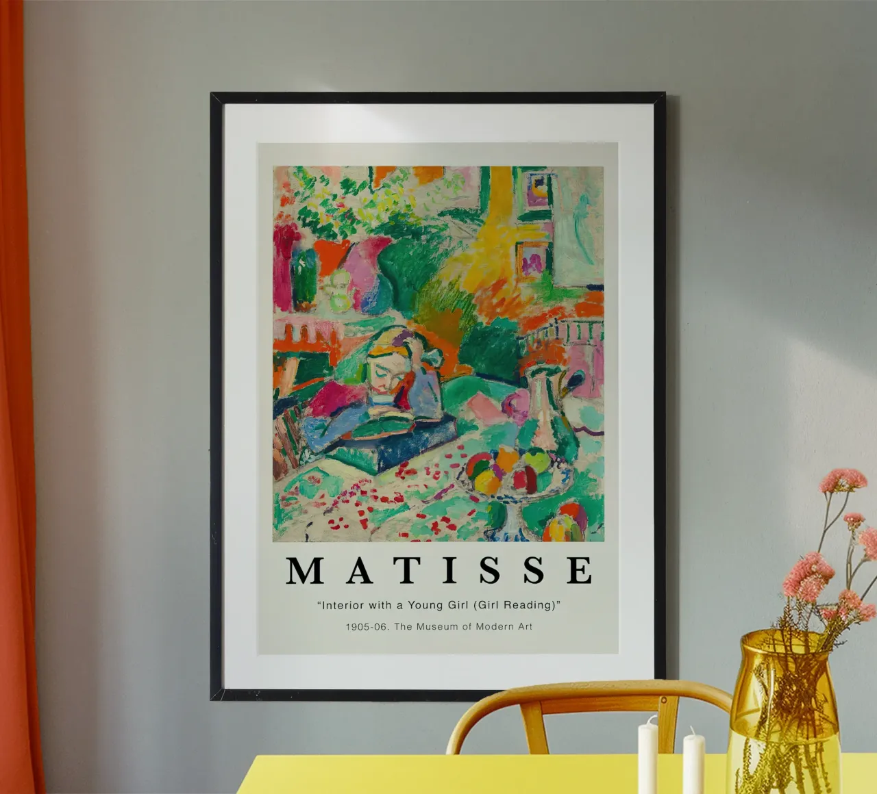 Henri Matisse Interno con giovane ragazza che legge poster con telaio in legno da MinaHome
