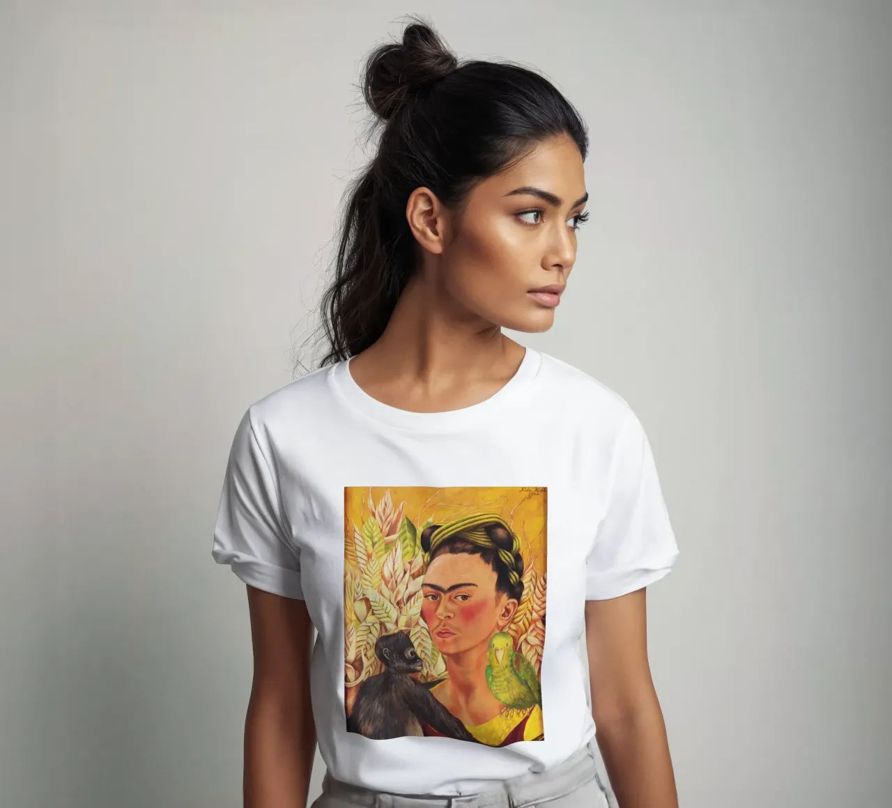 Autoritratto di Frida Kahlo con scimmia e pappagallo t-shirt da Venus Art