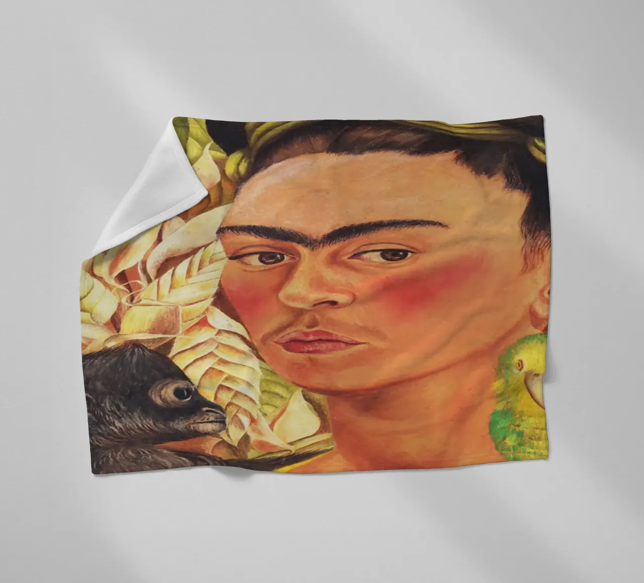 Autoritratto di Frida Kahlo con scimmia e pappagallo coperta in pile da Venus Art