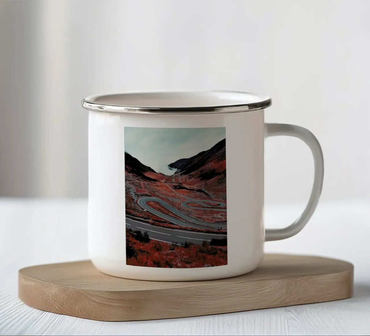 Romanian Mountain Road tazza in smalto da Sebastian Hilgetag