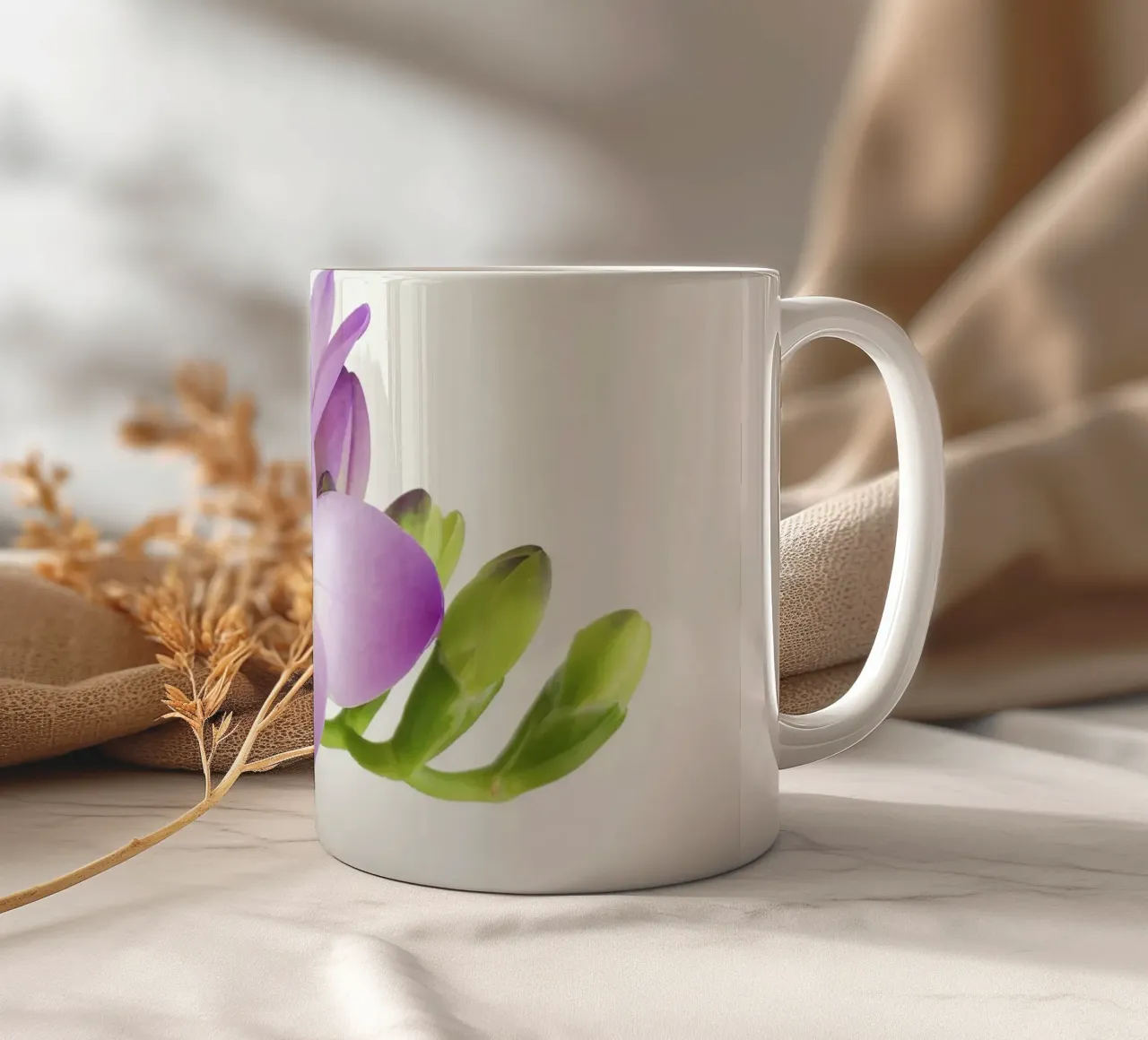 Fiore viola tazza in ceramica da Cassia Beck Photography
