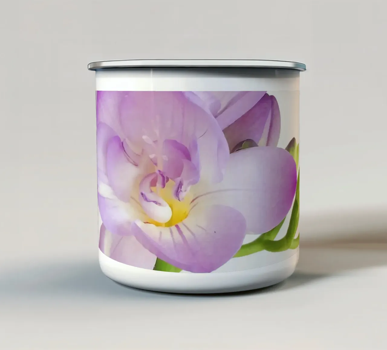 Fiore viola tazza in smalto da Cassia Beck Photography